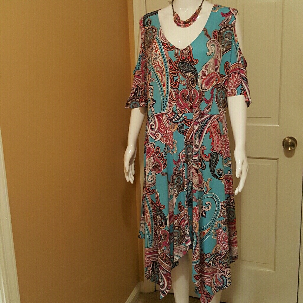 Beige by ECI Cold shoulder Dress size 2x Beautiful